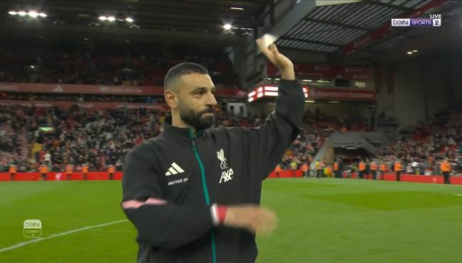 تحية متبادلة بين محمد صلاح وجماهير ليفربول بعد مباراة فولهام في الدوري الانجليزي