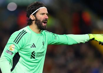 سلوت يوضح موقف أليسون من مباراة ليفربول وباريس سان جيرمان