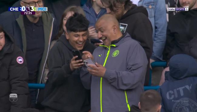 احتفال طريف من احد مشجعي مانشستر سيتي في مباراة تشيلسي بالدوري الانجليزي