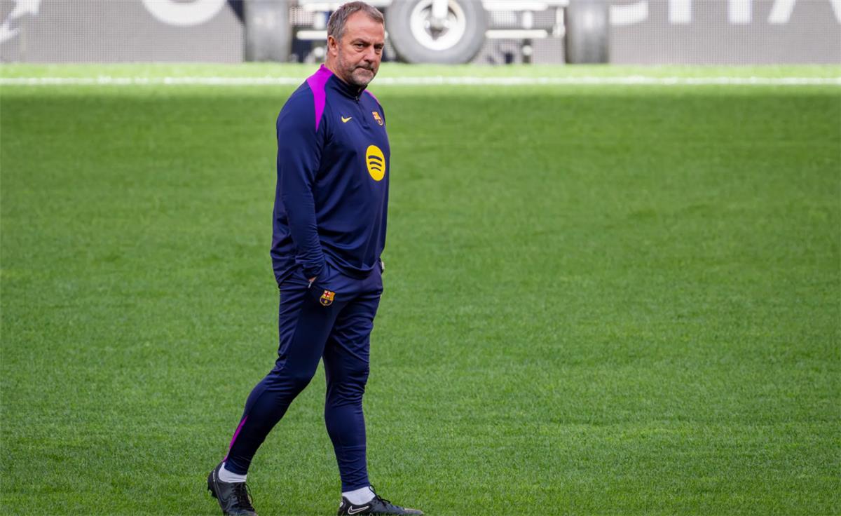 فيديو | فليك يقدم شكوى لـ يويفا قبل مباراة برشلونة وأتلتيكو مدريد 