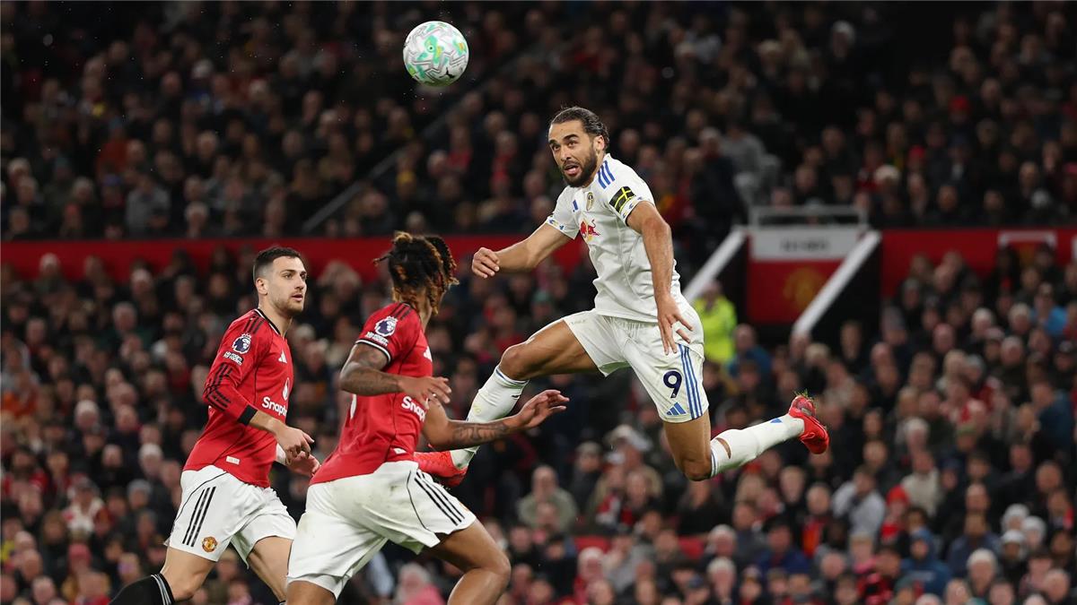 فيديو | مانشستر يونايتد يقدم هدية لـ ليفربول ويسقط أمام ليدز في الدوري الإنجليزي