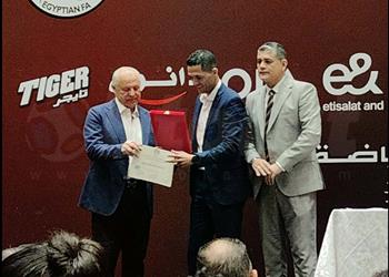 فيديو ابن كفر الشيخ محمود وفا يحصل على الشارة الدولية وسط تصفيق حاد بـ اتحاد الكرة