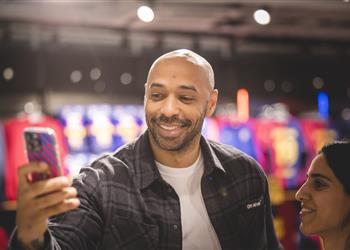 هنري لاعب برشلونة يتفوق على ميسي ويشبه كريستيانو رونالدو