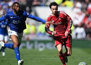 لاعب ليفربول يغادر مباراة إيفرتون مصاب ا في الدوري الإنجليزي