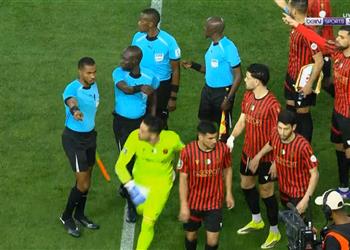 منافس الزمالك فيديو وصور شغب واقتحام جماهيري لملعب مباراة اتحاد العاصمة وأولمبيك آسفي والحكم يؤجل صافرة البداية