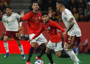 السفير المصري يدافع عن جماهير إسبانيا بعد العنصرية ضد المنتخب