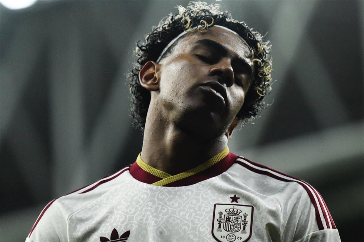 والد لامين يامال يعلق على أزمة العنصرية في مباراة مصر وإسبانيا