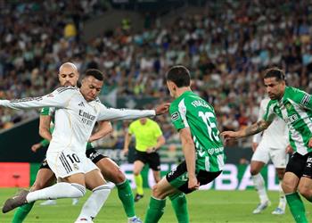 خبير تحكيمي يوضح مدى أحقية ريال مدريد في ضربة جزاء أمام ريال بيتيس