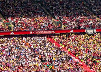 تصرف احتجاجي من جمهور ليفربول خلال مباراة كريستال بالاس