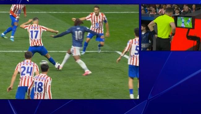هل حرم الحكم ارسنال من ركلة جزاء امام اتلتيكو مدريد في نصف نهائي دوري ابطال اوروبا