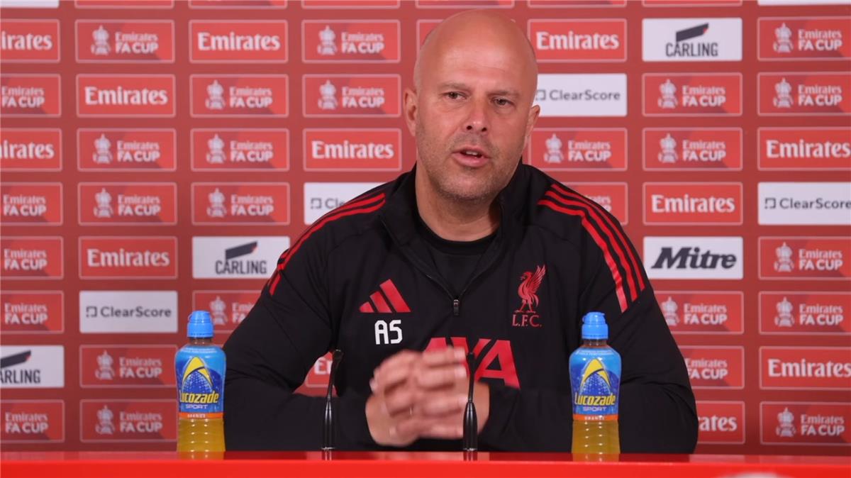 سلوت يعلن خبرًا سيئًا بشأن لاعب ليفربول.. ويستشهد بواقعة ضد محمد صلاح قبل مباراة مانشستر سيتي 