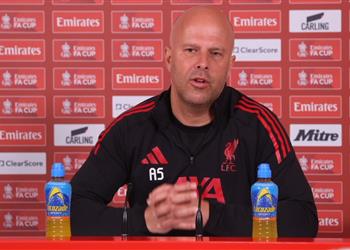 سلوت يعلن خبر ا سيئ ا بشأن لاعب ليفربول ويستشهد بواقعة ضد محمد صلاح قبل مباراة مانشستر سيتي