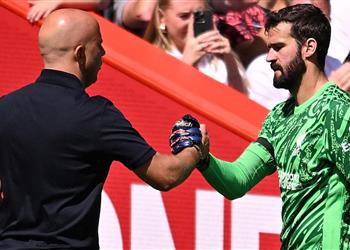 أليسون بيكر يعارض سلوت قبل مباراة ليفربول ومانشستر سيتي