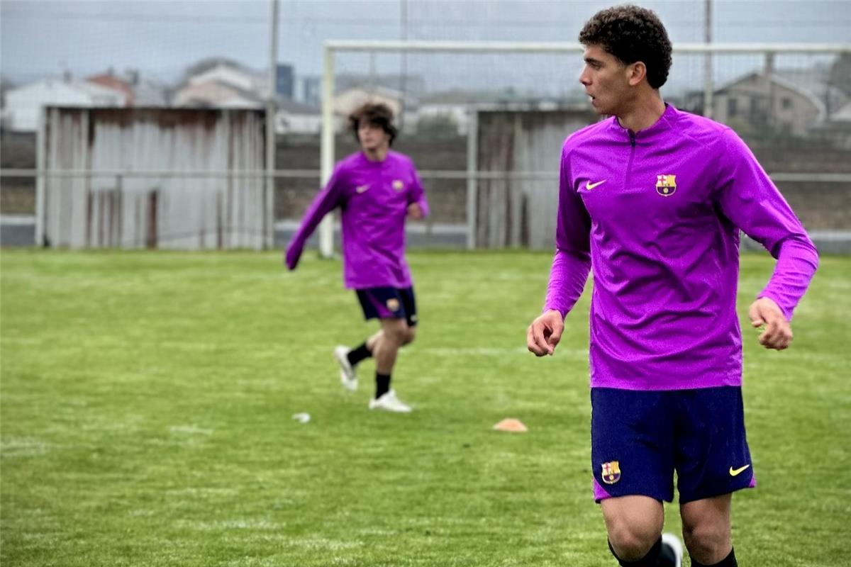 تشكيل برشلونة أمام خيمناستيك طركونة في الدوري الإسباني للشباب.. موقف حمزة عبد الكريم 