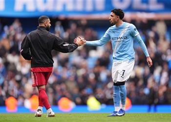 فيديو في دقيقة واحدة خروج محمد صلاح من مواجهة ليفربول ومانشستر سيتي وعمر مرموش يدخل بديل ا