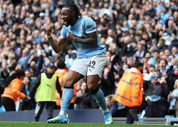 سيمينيو لاعبا مانشستر سيتي يسهلان مهمتي وأعيش حلما بعد الفوز أمام ليفربول