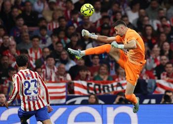 فيديو طرد مباشر للاعب أتلتيكو مدريد أمام برشلونة في الدوري الإسباني