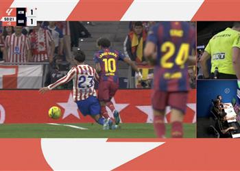 خبير تحكيمي يوضح مدى صحة طرد لاعب أتلتيكو مدريد أمام برشلونة