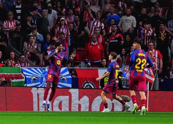 فيديو ليلة الجدل التحكيمي برشلونة يعبر فخ أتلتيكو مدريد الأول بصعوبة ويعزز صدارة الدوري الإسباني