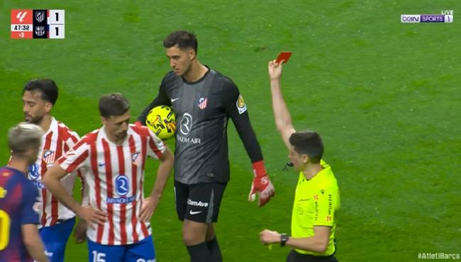 طرد نيكو جوانزاليس في مباراة اتلتيكو مدريد وبرشلونة بالدوري الاسباني