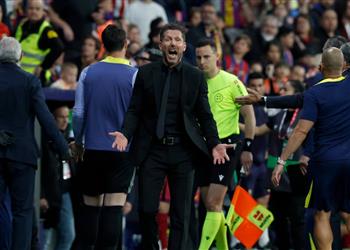 سيميوني لا جدوى من مناقشة ما حدث أمام برشلونة ولاعبنا يستحق الطرد