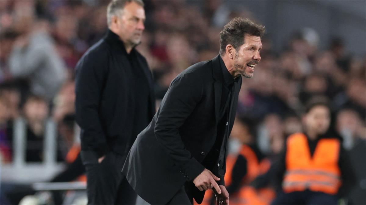 فيديو | كلمات سيميوني تثير حيرة فليك في مباراة برشلونة وأتلتيكو مدريد