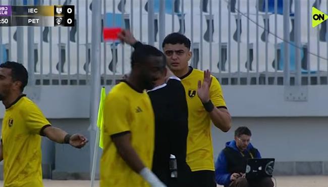 طرد اسلام عبد النعيم في مباراة كهرباء الاسماعيلية وبتروجيت بالدوري المصري