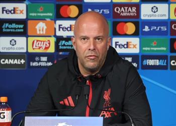 سلوت أتمنى ألا نحتاج حارسنا أمام باريس سان جيرمان ومباراة مانشستر سيتي تمنحنا الأمل