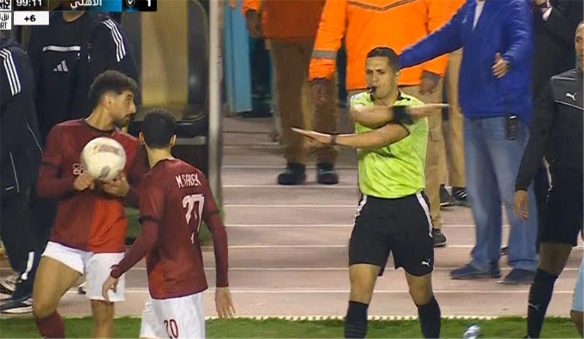 فيديو | لقطة مثيرة.. هل حرم الحكم الأهلي من ركلة جزاء أمام سيراميكا في الوقت القاتل؟