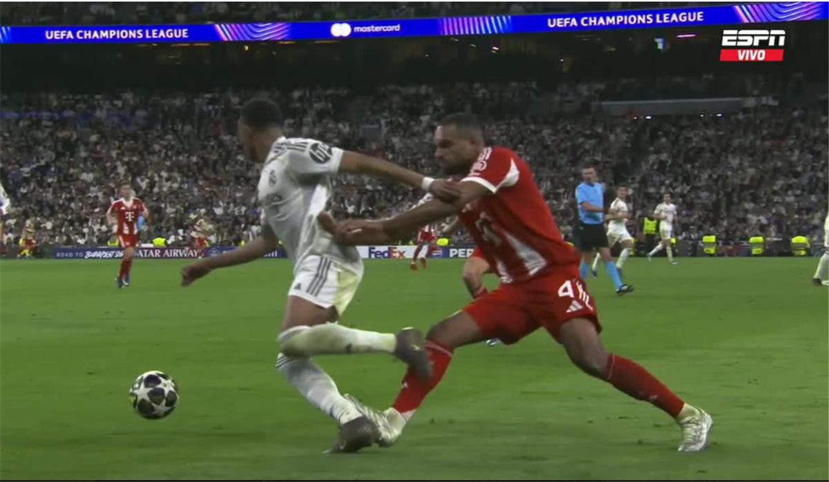 خبير تحكيمي يوضح مدى صحة عدم طرد لاعب بايرن ميونخ أمام ريال مدريد