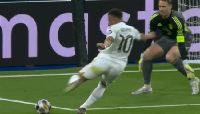 تصدي نوير الرائع يحرم مبابي من تسجيل هدف امام بايرن مينوخ بدوري ابطال اوروبا