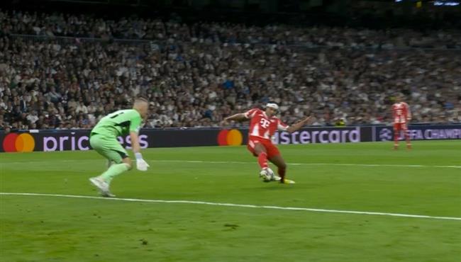 خطأ من دفاع ريال مدريد كاد ان يتسبب في هدف لبايرن ميونخ بدوري ابطال اوروبا