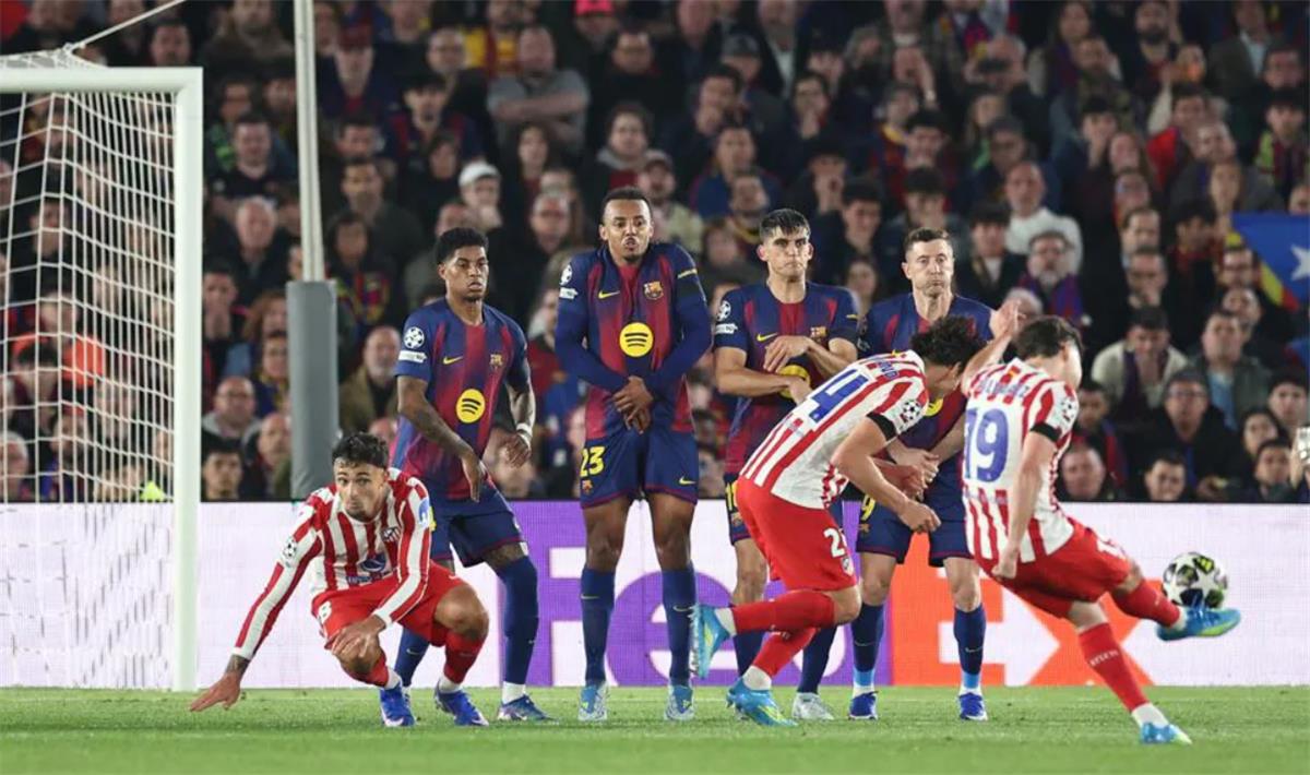 لاعب برشلونة يغادر بالبطاقة الحمراء أمام أتلتيكو مدريد