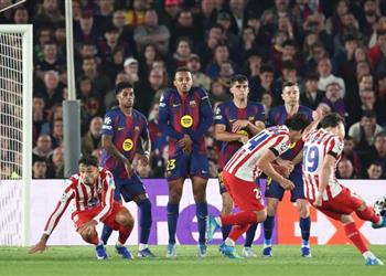 فيديو لاعب برشلونة يغادر بالبطاقة الحمراء أمام أتلتيكو مدريد