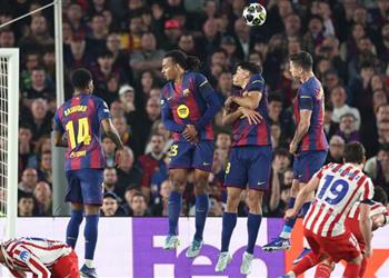 خبير تحكيمي يوضح مدى صحة طرد لاعب برشلونة أمام أتلتيكو مدريد