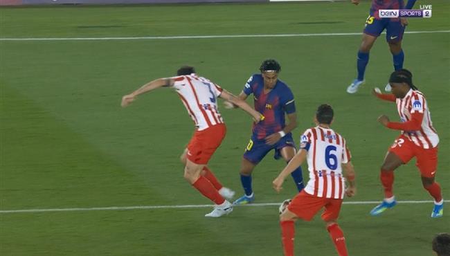 لامين يامال يتلاعب بمدافعي اتلتيكو مدريد وكاد ان يسجل هدف رائع بدوري ابطال اوروبا