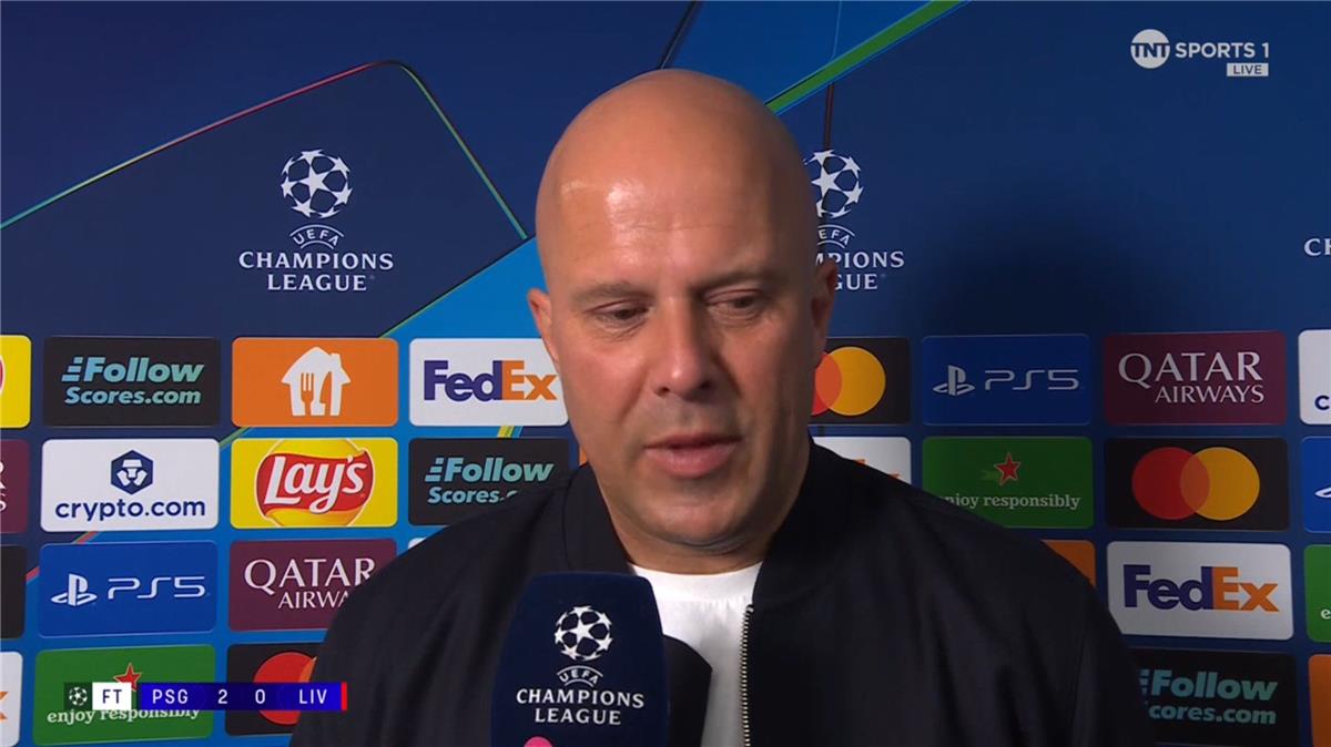 سلوت يفسر قرار عدم مشاركة محمد صلاح في مباراة ليفربول وباريس سان جيرمان