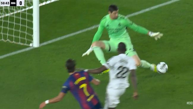 تصدي كورتوا يحرم برشلونة من تسجيل هدف امام ريال مدريد بالدوري الاسباني