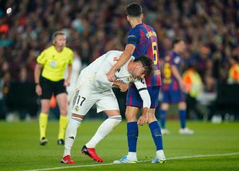 خبير تحكيمي ريال مدريد استحق ضربة جزاء أمام برشلونة في الكلاسيكو