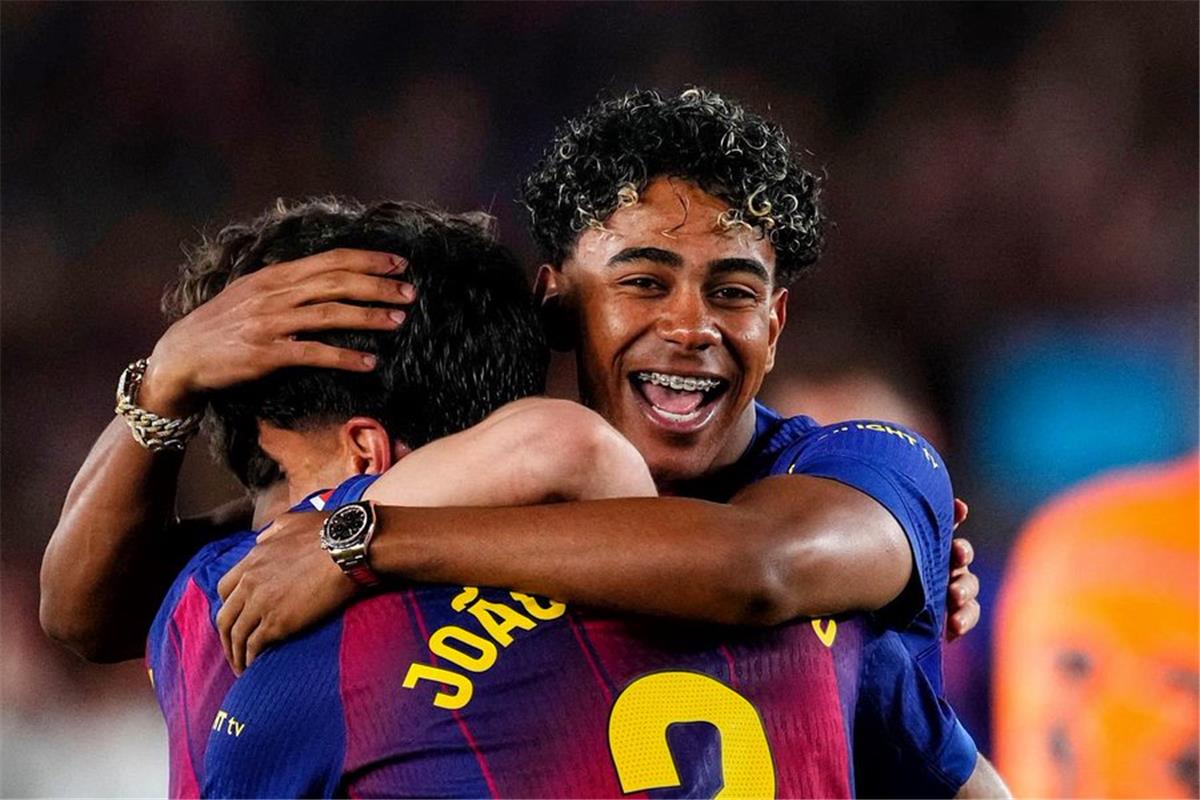 فيديو | لامين يامال يثير مشاعر الجماهير العربية في احتفاله بالتتويج بالدوري الإسباني