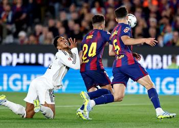 لجنة الحكام توضح مدى صحة قرار عدم احتساب ركلة جزاء لـ ريال مدريد أمام برشلونة