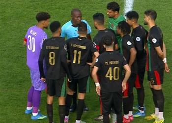 فيديو الفار يؤخر انطلاق الشوط الثاني في مباراة صن داونز والجيش الملكي