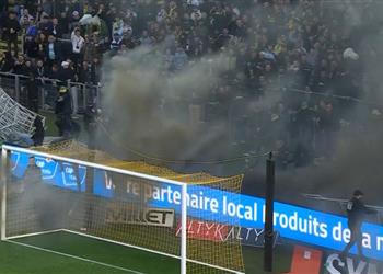 فيديو قادة ملثمين واشتباكات إلغاء مباراة نانت وتولوز في الدوري الفرنسي وسط شغب جماهيري