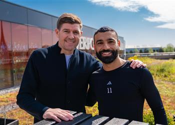 فيديو بكيت مع والدته محمد صلاح يكشف اللاعب الوحيد الذي تأثر برحيله عن ليفربول