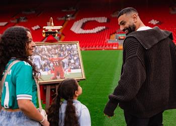 رفقة ابنتيه محمد صلاح ينشر صور ا جديدة قبل وداع جماهير ليفربول أمام برينتفورد