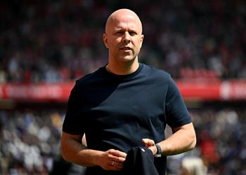 ليفربول يفكر في إقالة سلوت ويحدد بديله