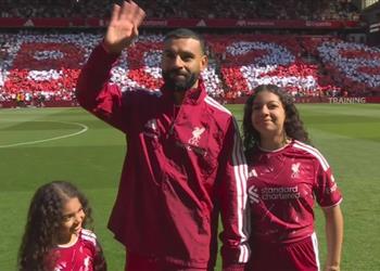 صورة جماهير ليفربول تكرم محمد صلاح بـ تيفو خاص أمام برينتفورد في الدوري الإنجليزي