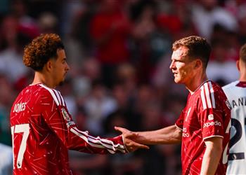كورتيس جونز يودع محمد صلاح وروبرتسون ساعداني كثير ا وعشنا موسم ا صعب ا