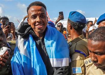 استقبال تاريخي للحكم الصومالي عمر أرتان ويصرح سأصنع التاريخ في كأس العالم 2030