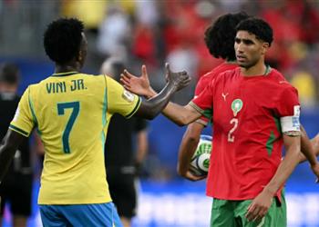 موقف محرج لـ حكيمي وفينيسيوس فيفا يثير الجدل بسبب بروتوكول اللغة في كأس العالم